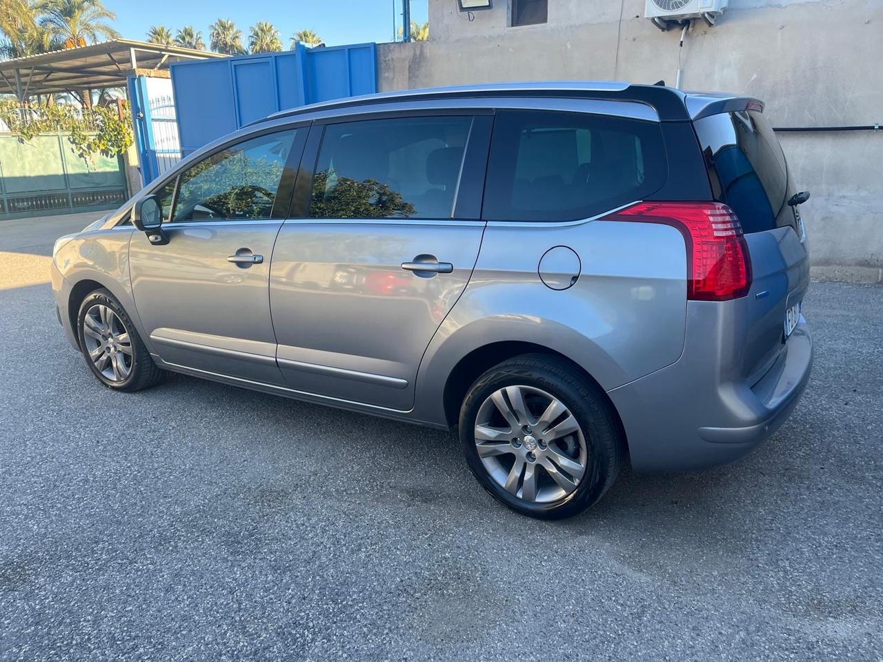 Peugeot 5008-2.0 hdi-7 P- allure-2016