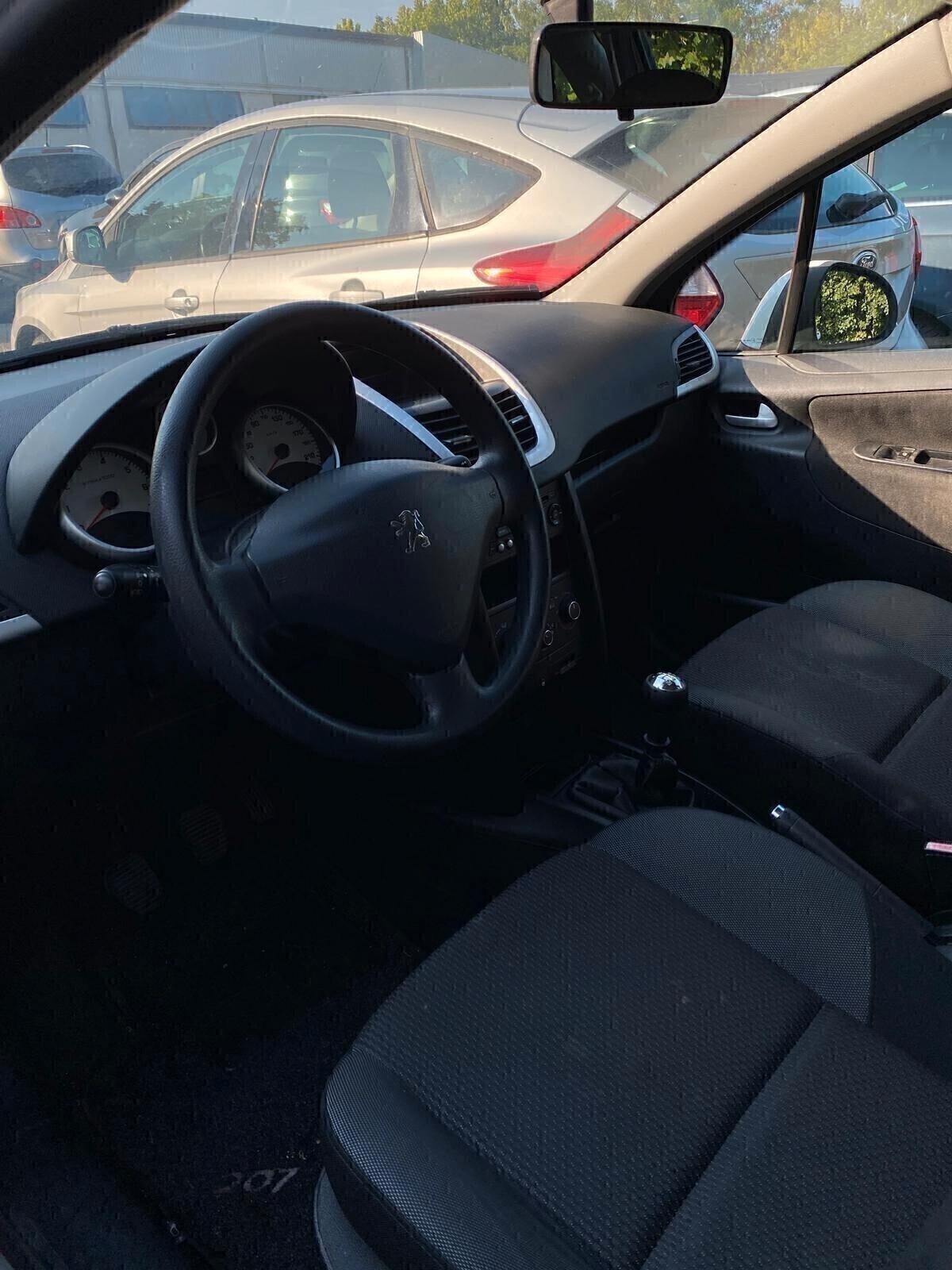 Peugeot 207 1.4 benzina Neopatentati