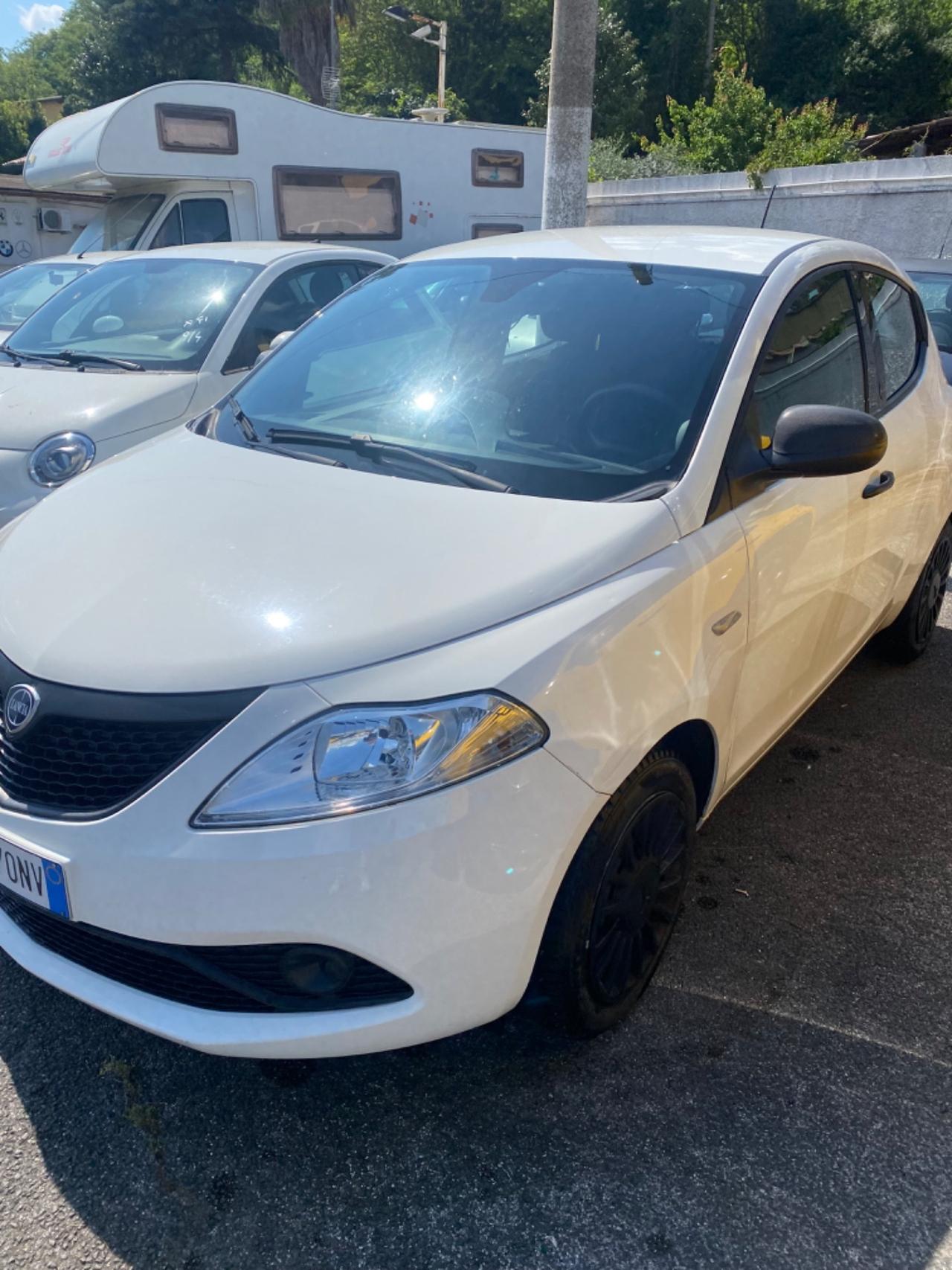 Lancia Ypsilon 1.0 Hybrid Ecochic