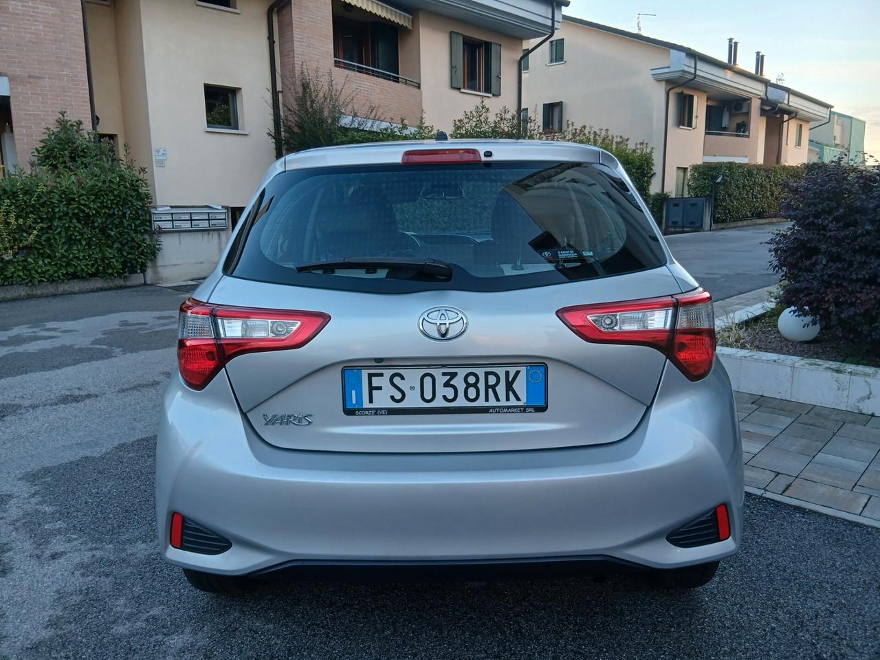 Toyota Yaris 1.0 72 CV 5 porte Active tua a € 199 mese