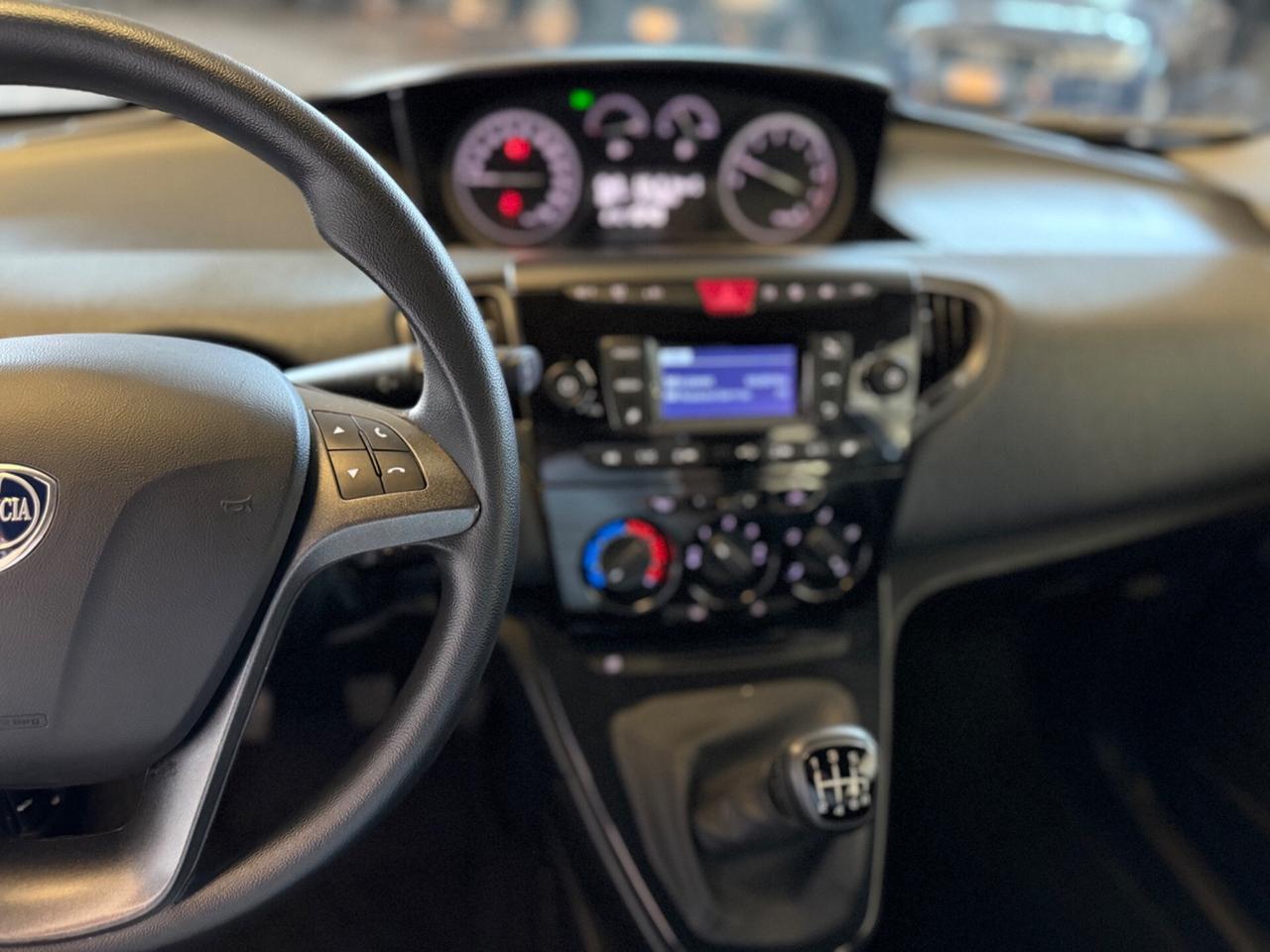 Lancia Ypsilon 1.0 FireFly S&S Hybrid Ecochic Silver