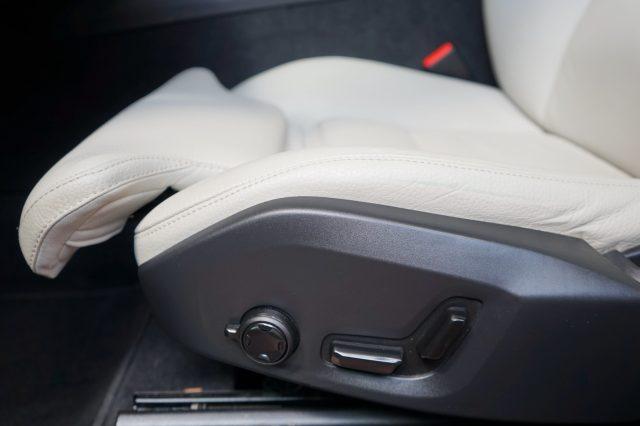 VOLVO XC60 B4 AWD Geartronic Inscription Ufficiale Certificat