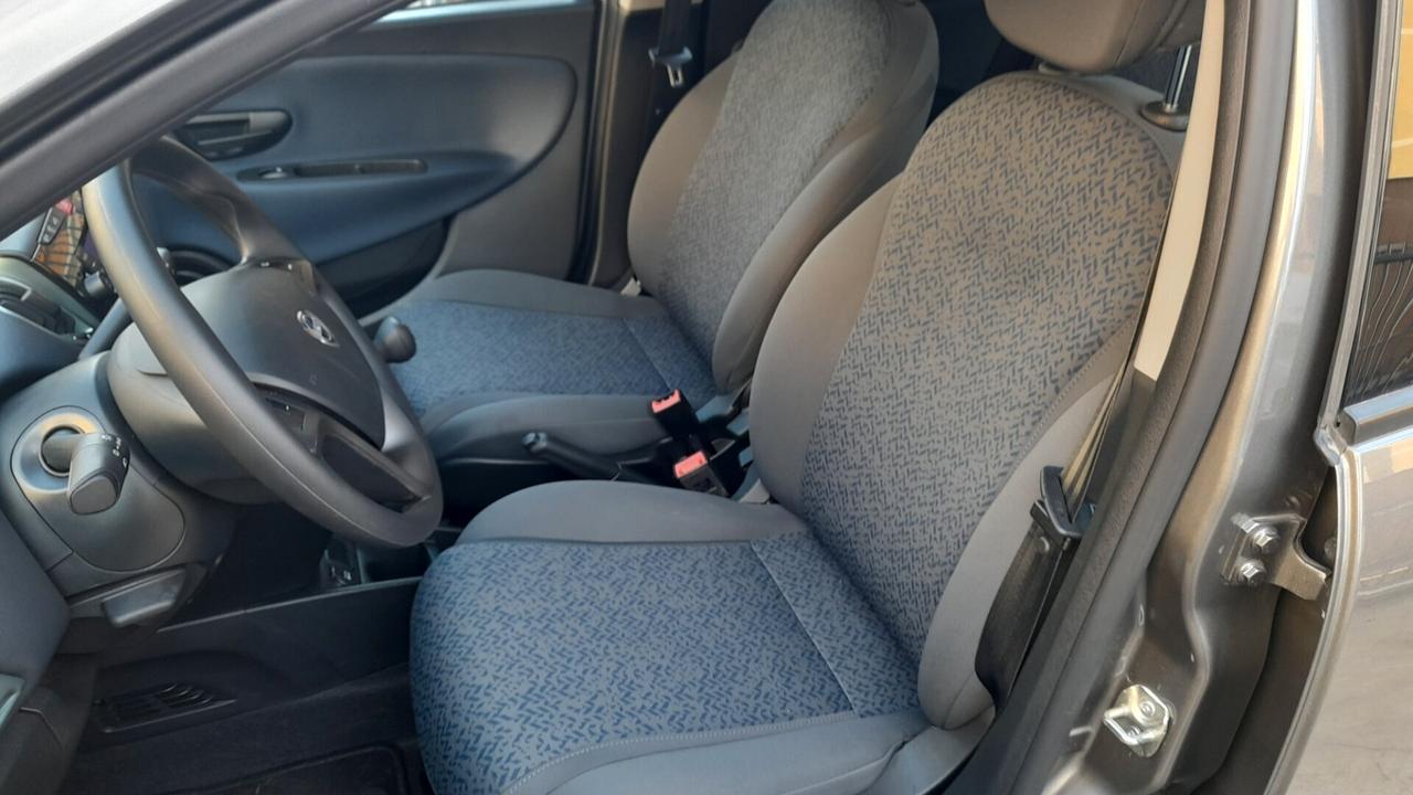 Lancia Ypsilon 1.0 FireFly 5 porte S&S Hybrid Silver
