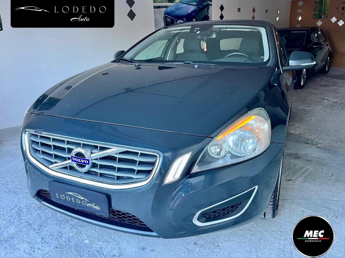 Volvo V60 D3 Momentum - 2013