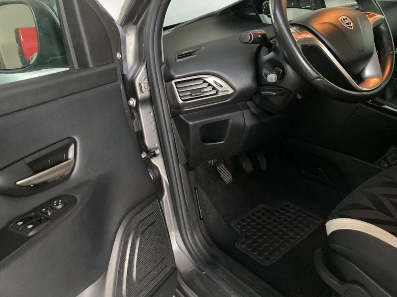 Lancia Ypsilon 1.2 69 CV 5 porte Gold per neopatentati