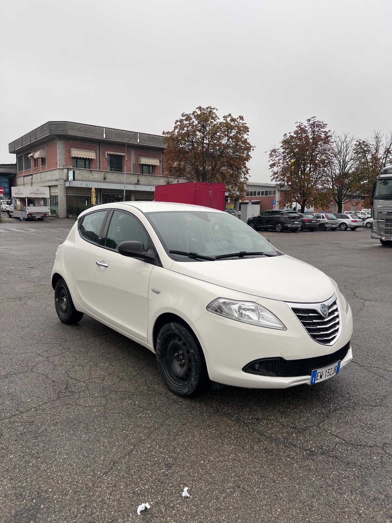 Lancia Ypsilon 1.2 69 CV 5 porte Silver