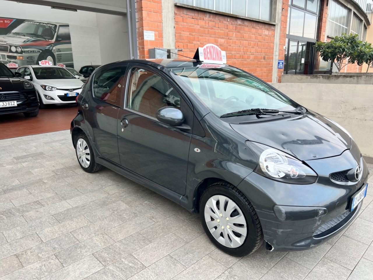 Toyota Aygo 1.0 12V VVT-i 5 porte Sol