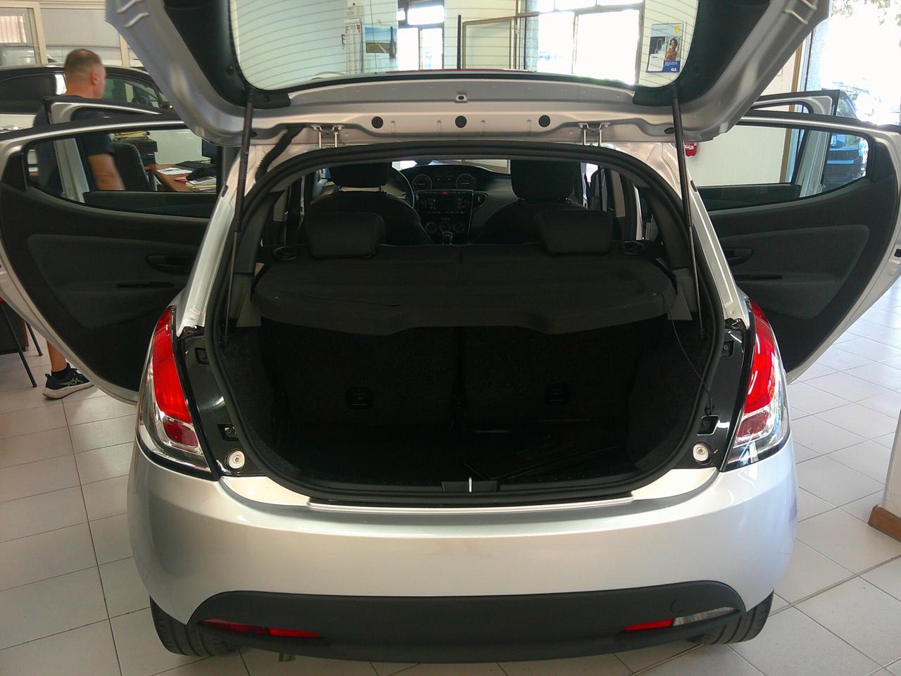 Lancia Ypsilon 1.0 FireFly 5 porte S&S Hybrid Ecochic Silver