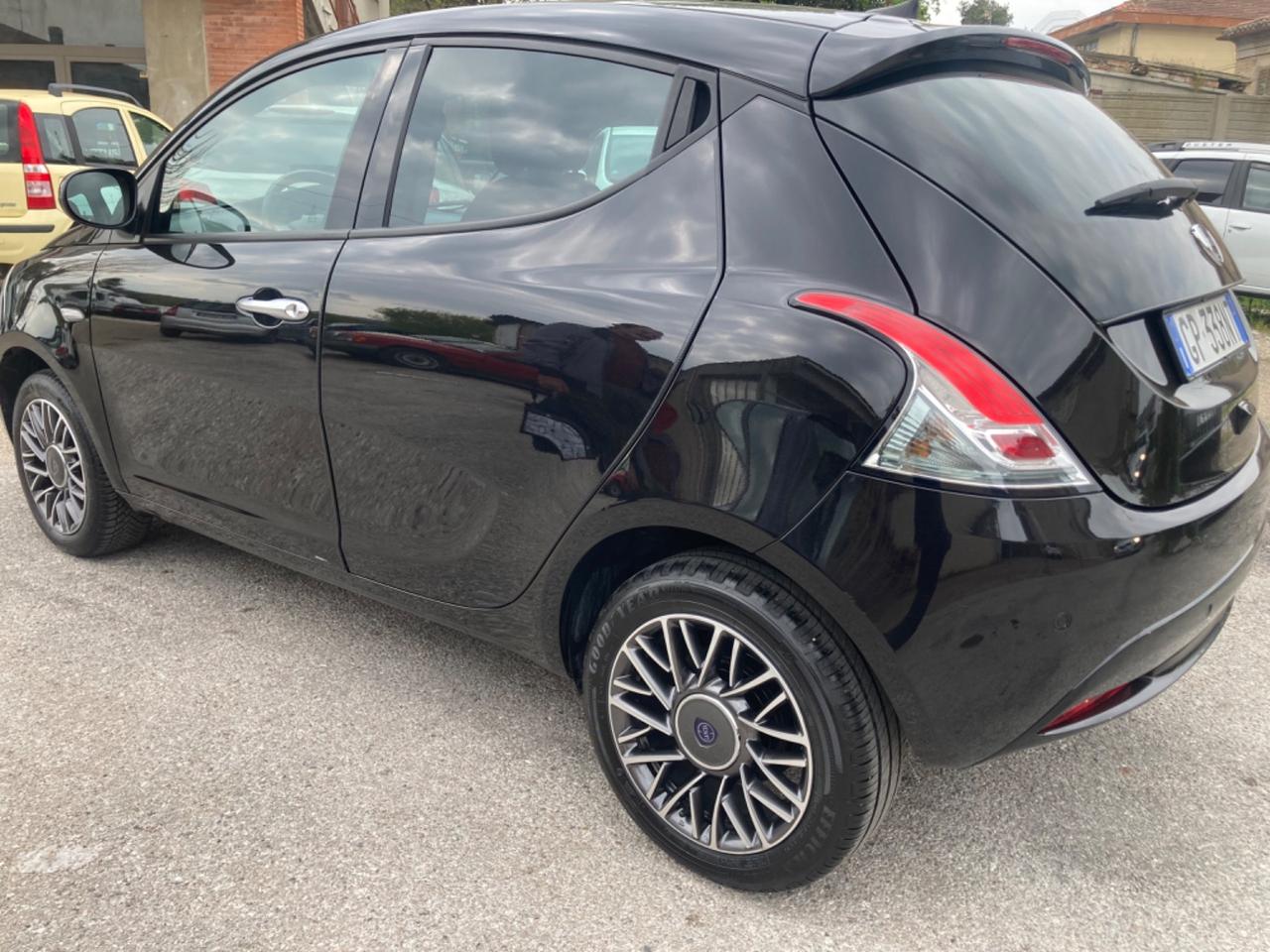 Lancia Ypsilon 1.0 FireFly 5 porte S&S Hybrid Oro