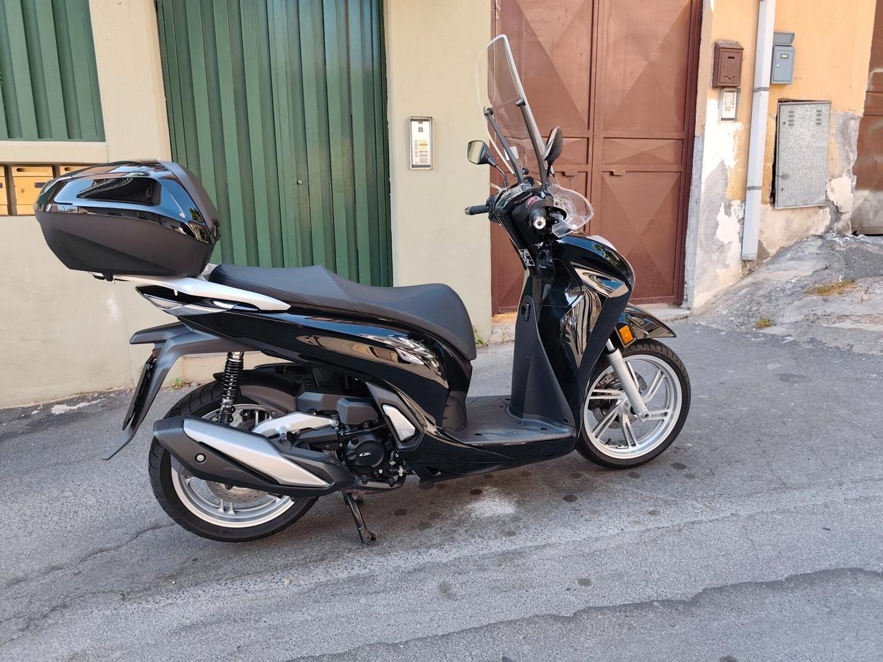 Honda SH 350i da V e t r i n a