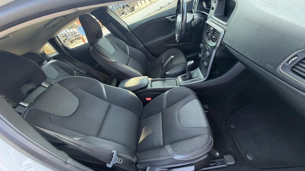 Volvo V40 D2 R-design