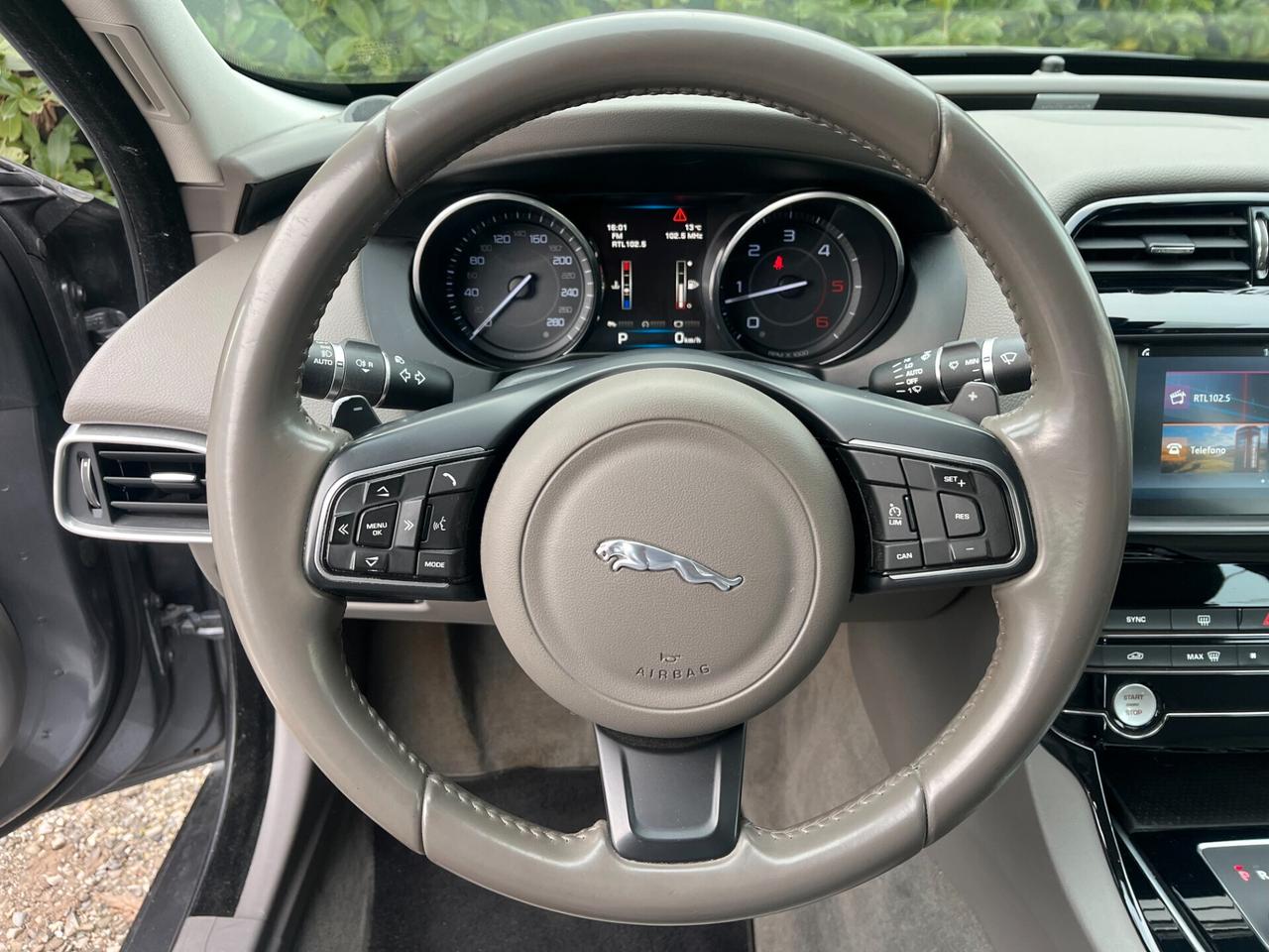 Jaguar XE 2.0 D Turbo 180CV aut. Pure