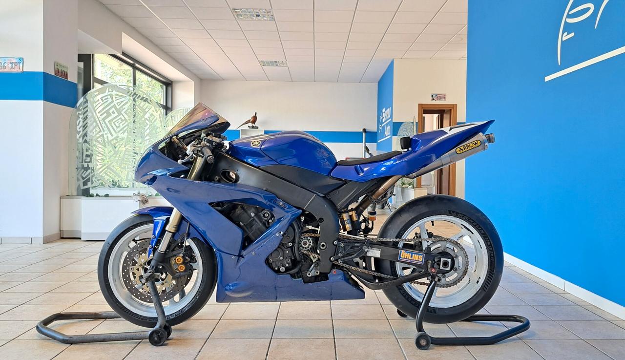 YAMAHA R1 pista