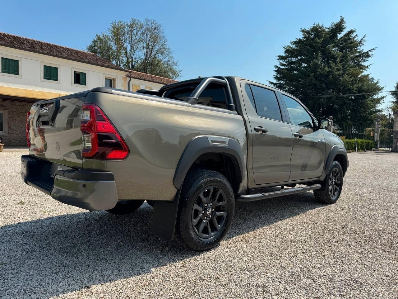 Toyota Hilux 2.4 D-4D A/T 4WD 4 porte Double Cab Invincible