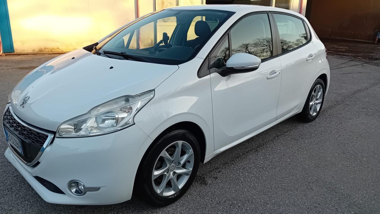 Peugeot 208 5P-1.2 benz-full -2014