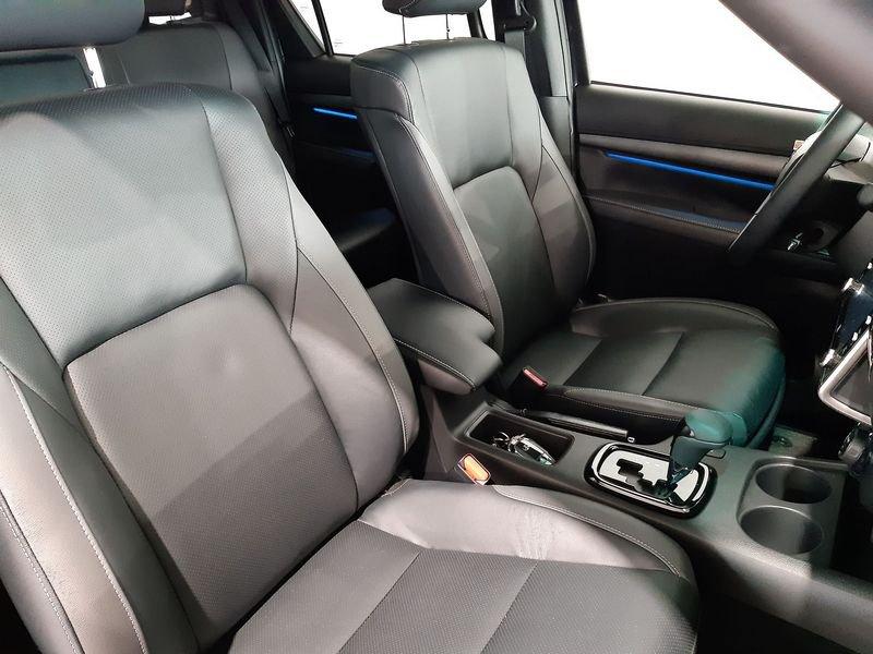 Toyota Hilux 2.8 D A/T 4WD 4 porte Double Cab Invincible