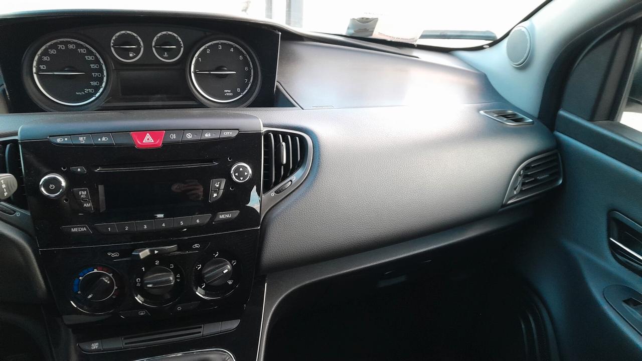 Lancia Ypsilon 1.2 69 CV Unyca