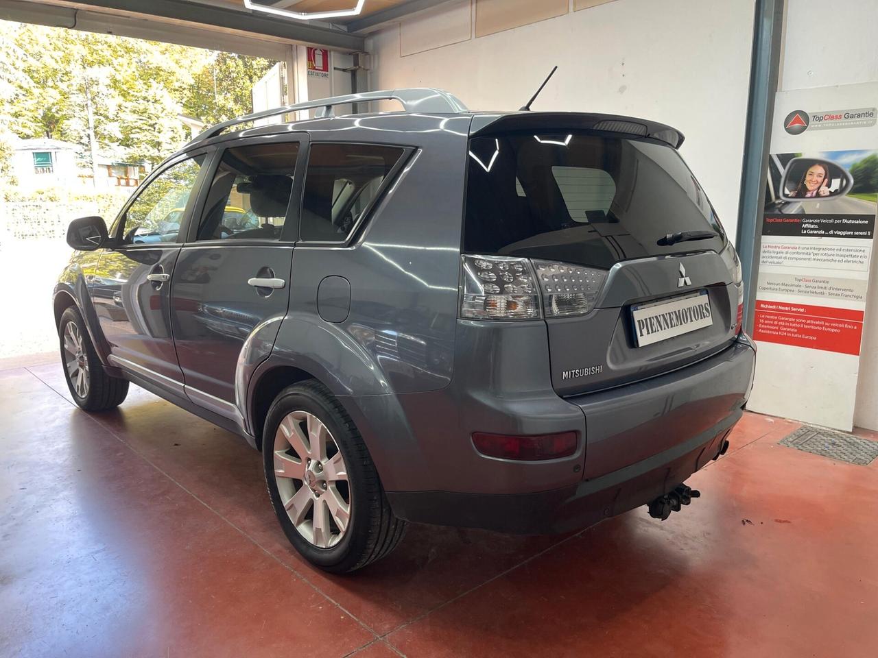 Mitsubishi Outlander 2.0d 4X4 GANCIO TRAINO 7 POSTI
