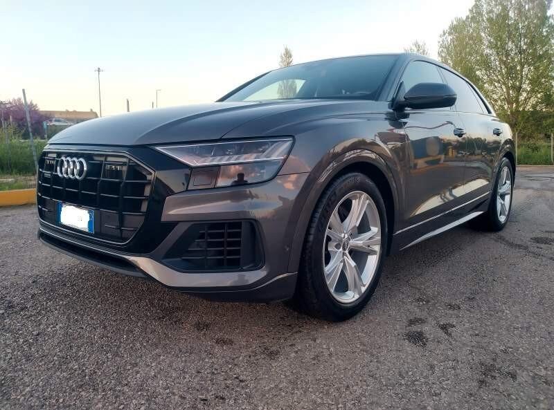 Audi Q8 50 TDI 286 CV Sport ACC, CERCHI "22