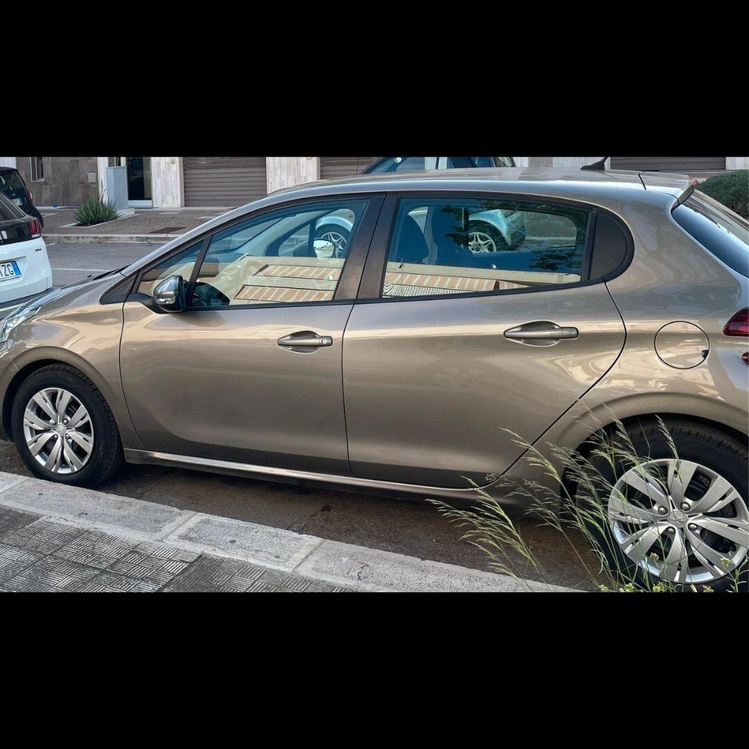 Peugeot 208 1.4 HDi 68 CV **NEOPATENTATI**