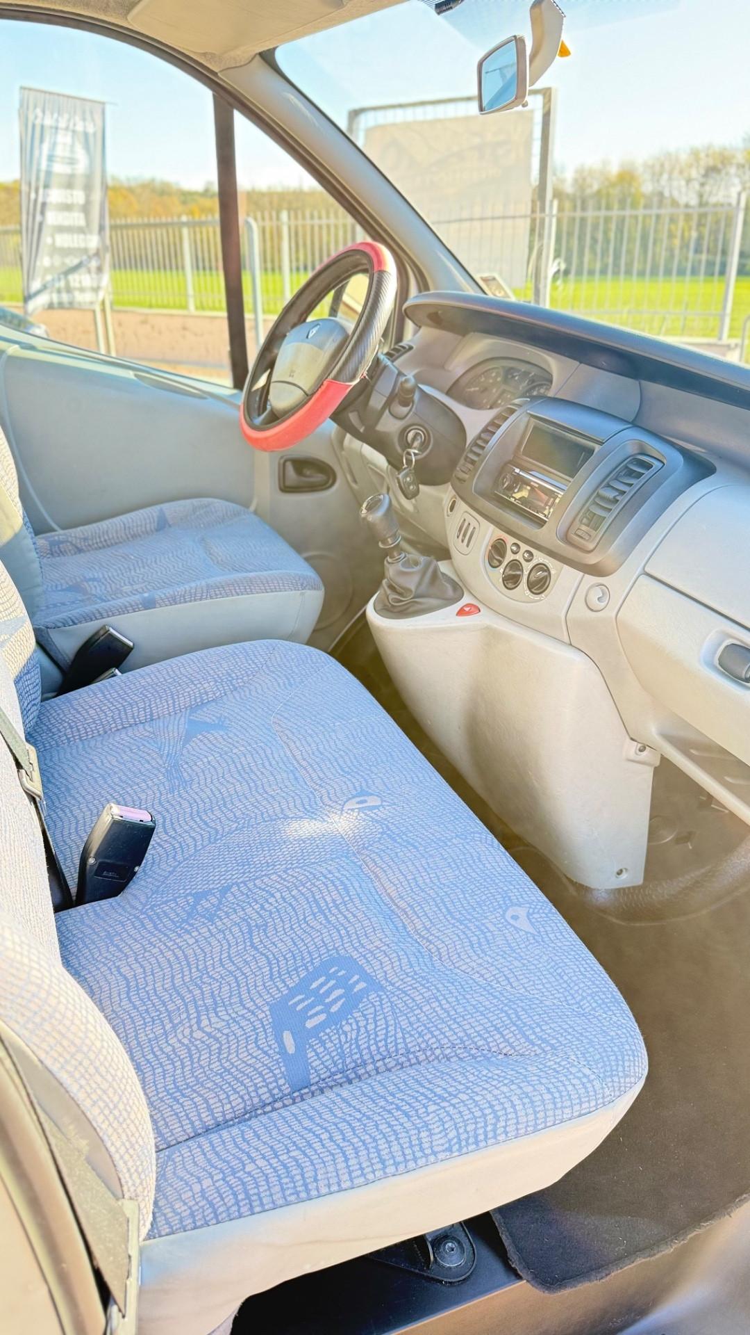 RENAULT TRAFIC 9 POSTI