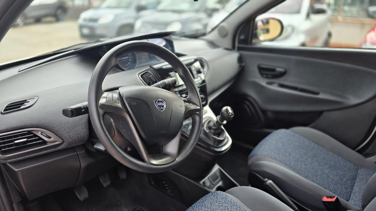 Lancia Ypsilon 1.0 FireFly 5 porte S&S Hybrid Ecochic Silver