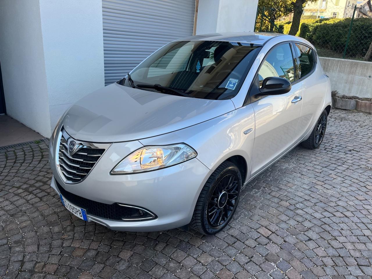 Lancia Ypsilon 0.9 TwinAir 85 CV 5 porte S&S Gold