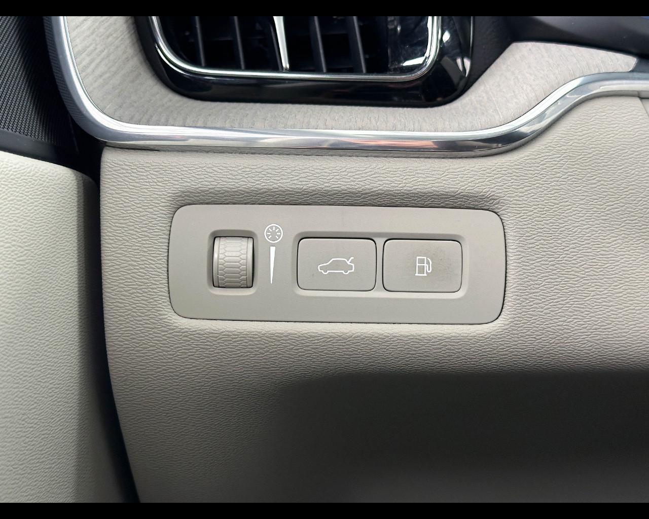 VOLVO XC60 (2017-->) - XC60 T6 Recharge Plug-in Hybrid AWD Inscription