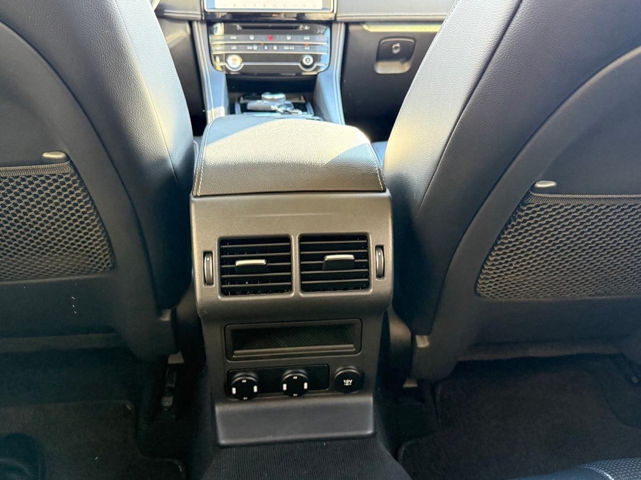 Jaguar F-Pace 180 cv #8582