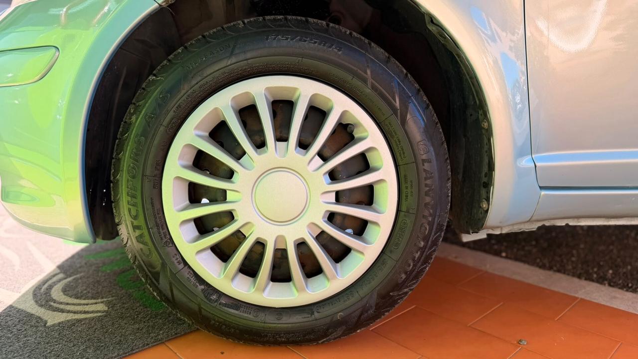Toyota Yaris 1.0i 16V cat 5 porte Sol