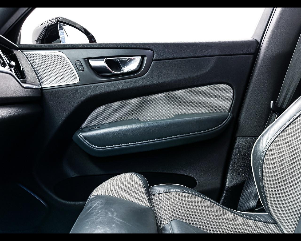 VOLVO XC60 (2017-->) - XC60 B5 (d) AWD Geartronic R-design