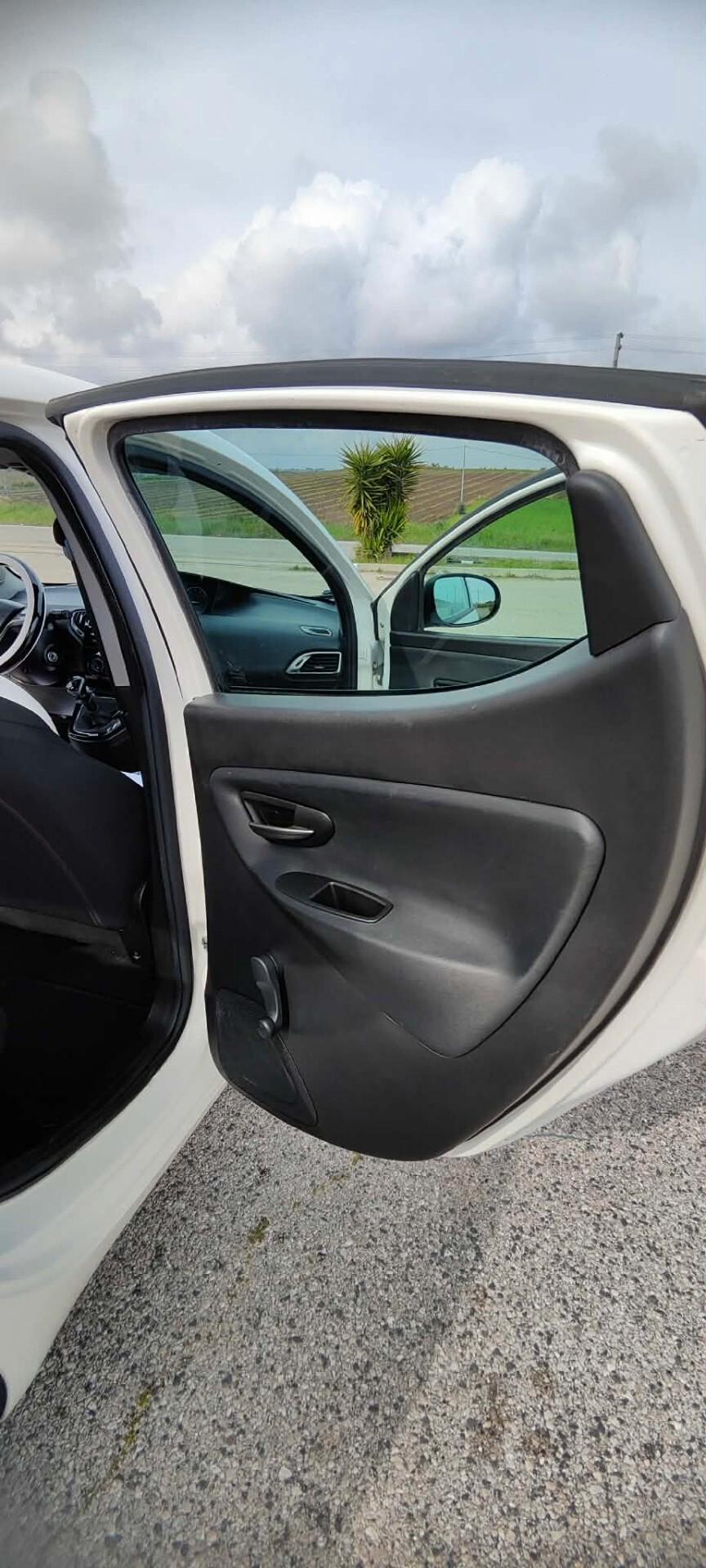 Lancia Ypsilon 0.9 TwinAir 85 CV 5 porte Metano Ecochic Elefantino