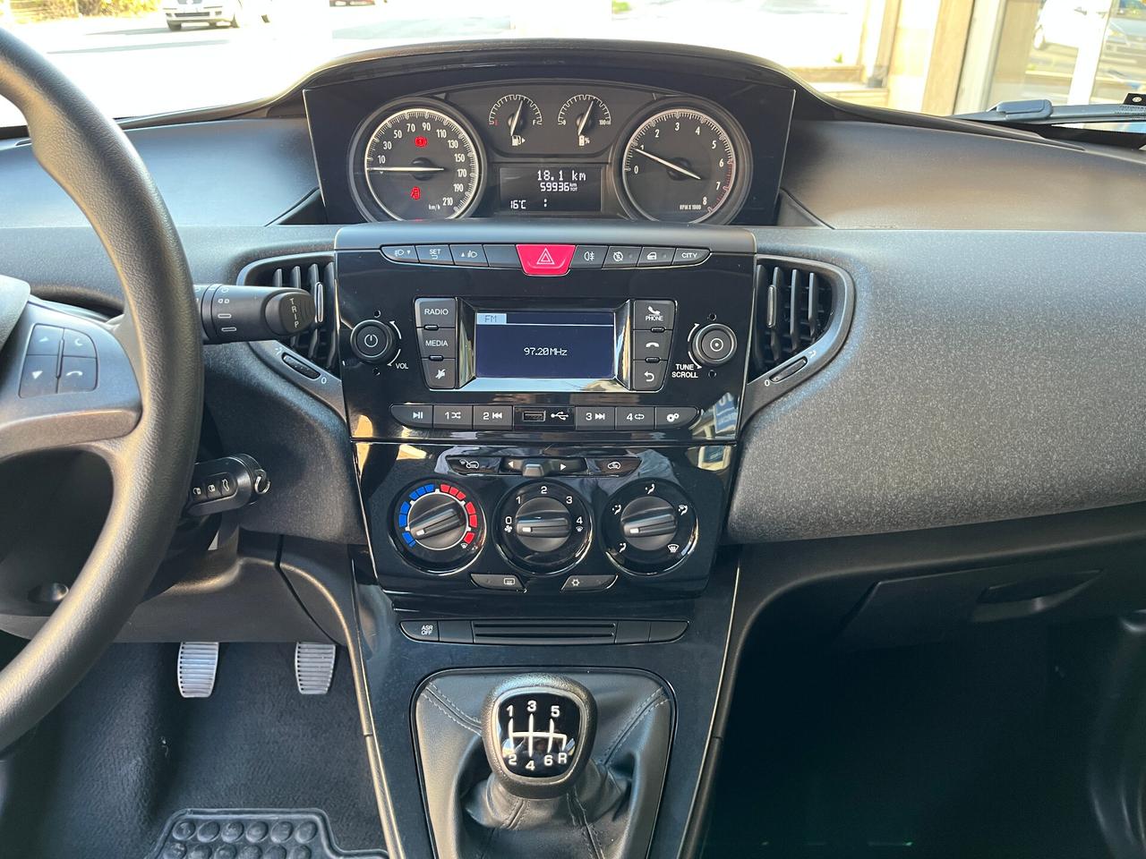 Lancia Ypsilon 1.0 Hybrid 5 porte 70cv -gz749ve-