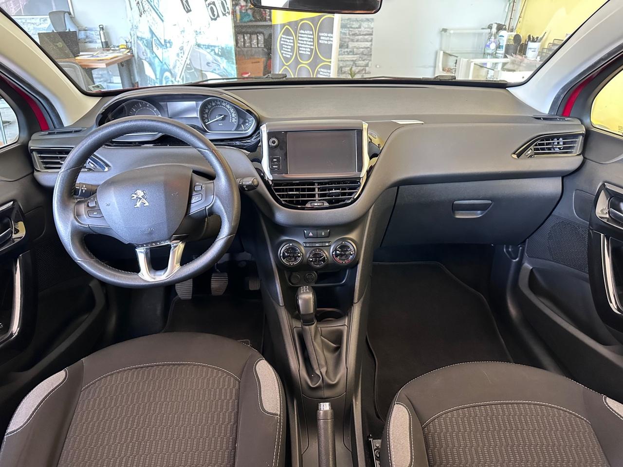 Peugeot 208 1.2benz. Allure