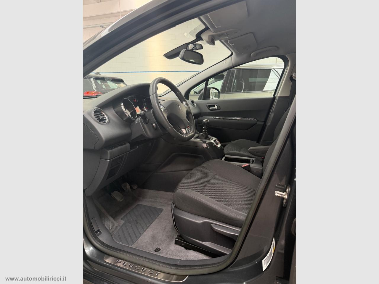 PEUGEOT 5008 1.6 HDi 115 CV 7 POSTI