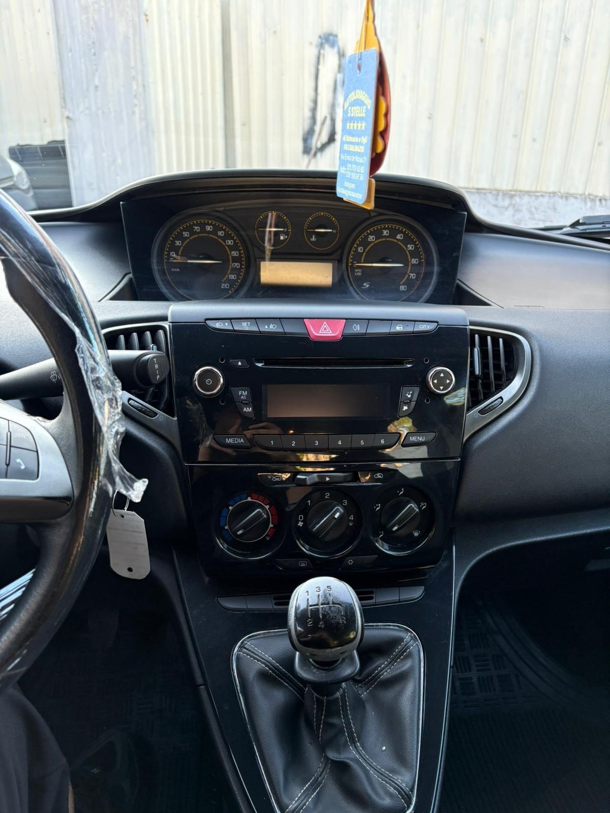 Lancia Ypsilon 1.2 69 CV 5 porte S Momodesign