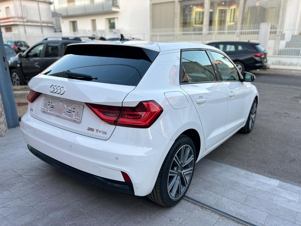Audi A1 1.0 TFSI Admired-2018-NAVI-SENSORI