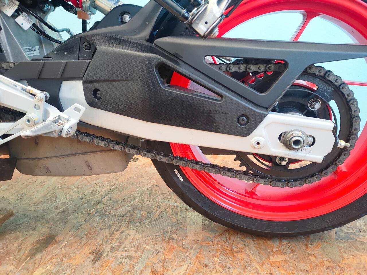 Aprilia RS 457 soli 2409 km.