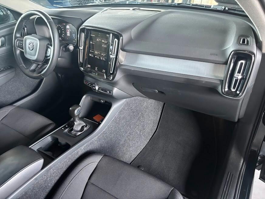 Volvo XC40 T2 Momentum Pro 129cv NEOPATENTATI