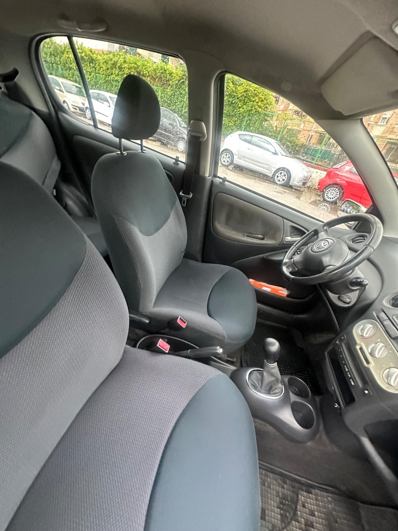 Toyota Yaris 1.0i 16V cat 5 porte Sol