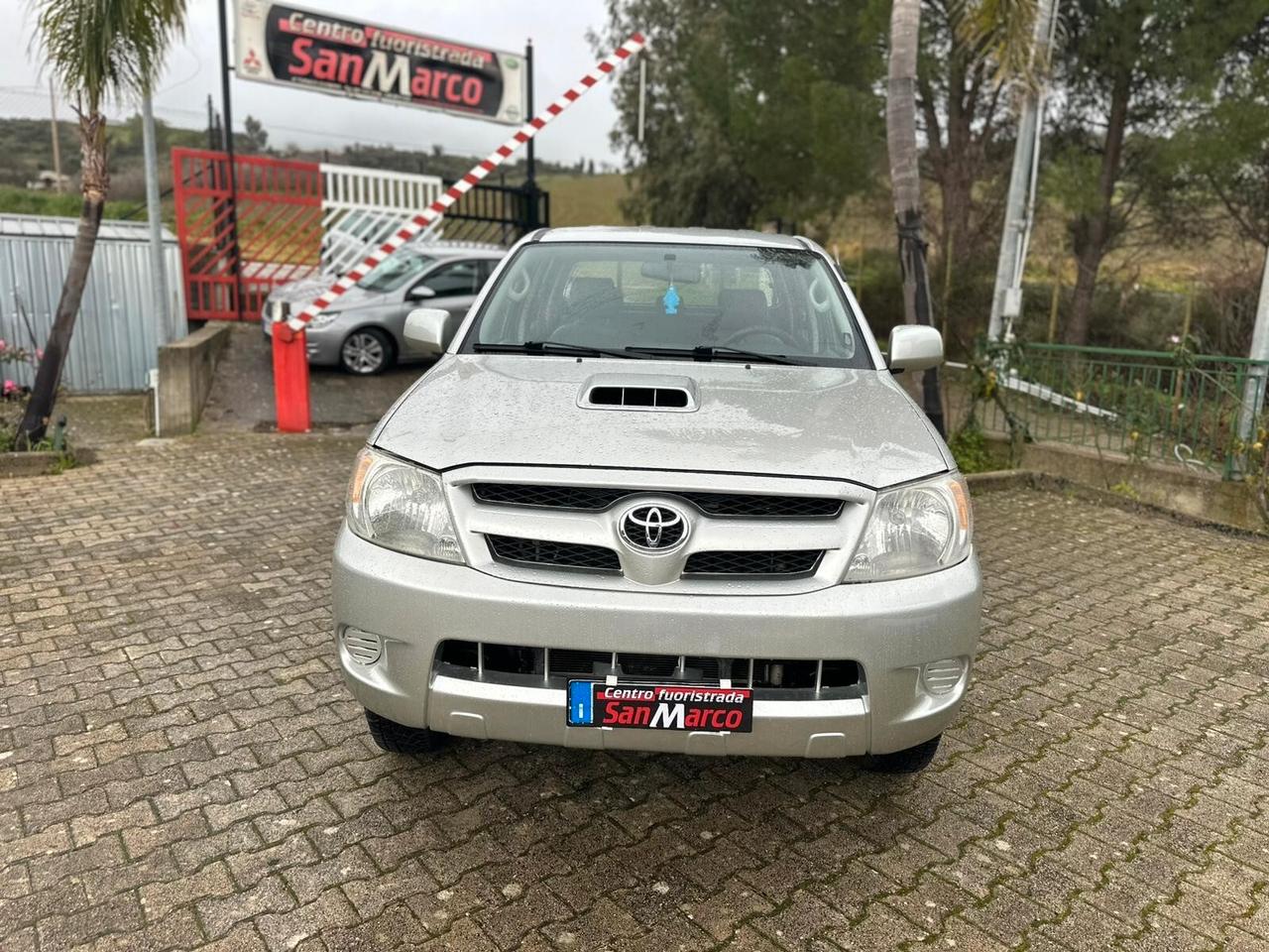 Toyota Hilux 2.5 D-4D 4WD 4p. Double Cab DLX