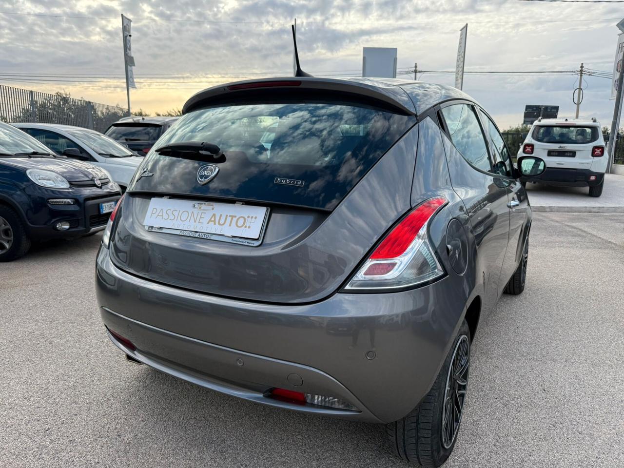 Lancia Ypsilon 1.0 FireFly 5 porte 70 CV S&S Hybrid Ecochic Gold