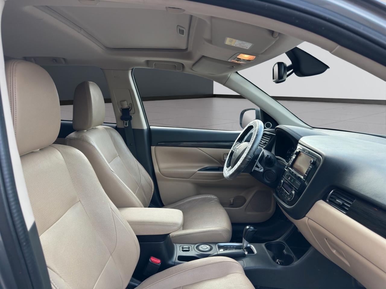 Mitsubishi Outlander 2.2 DI-D 4WD Instyle Plus Navi Diamond Pack 7P