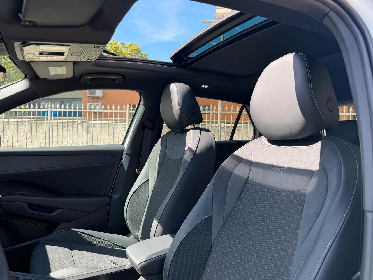 Volkswagen T-Roc 1.5 eTSI ACT 150 CV DSG R-Line
