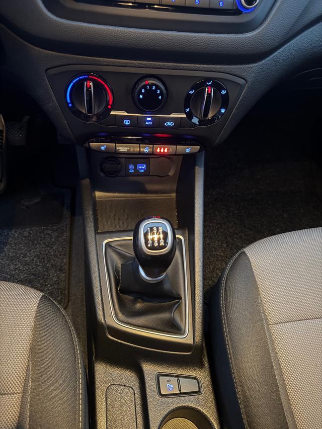 HYUNDAI i20 1.2 84 CV 5 porte Blackline