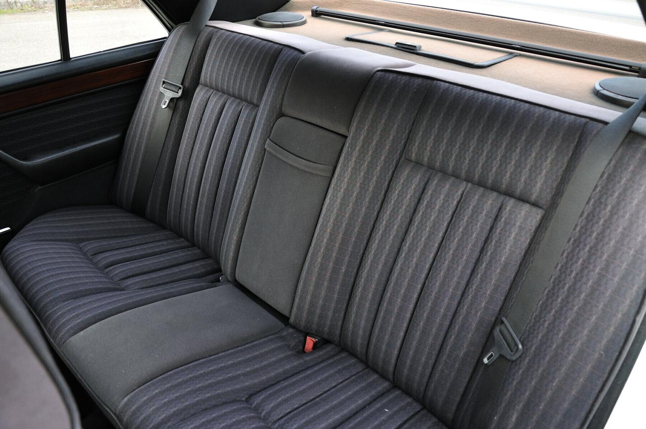 Mercedes-benz 250 W124D (AMG look body kit)