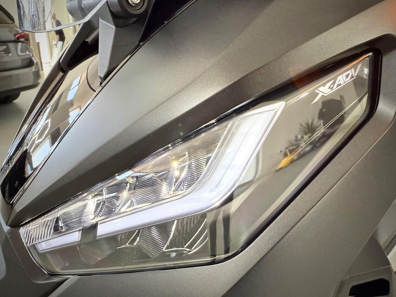 Honda X-ADV 750 con travel pack