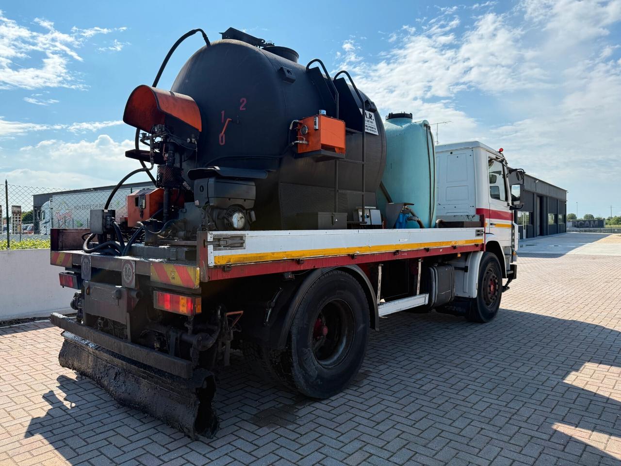 Scania P93.220 Cisterna bitume con asfaltatrice