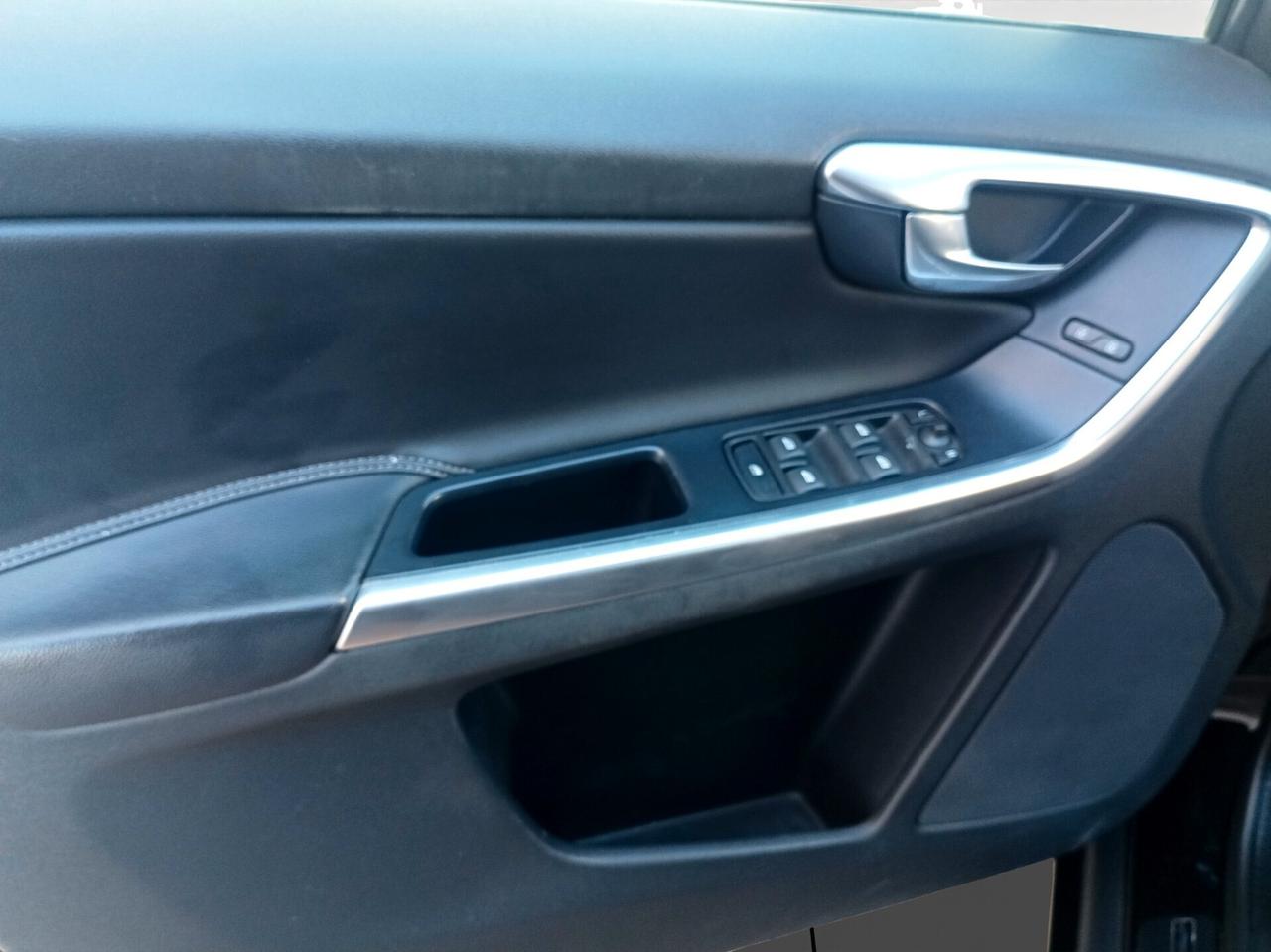 Volvo XC 60 D4 Geartronic R-design Momentum FWD TRAZIONE ANTERIORE