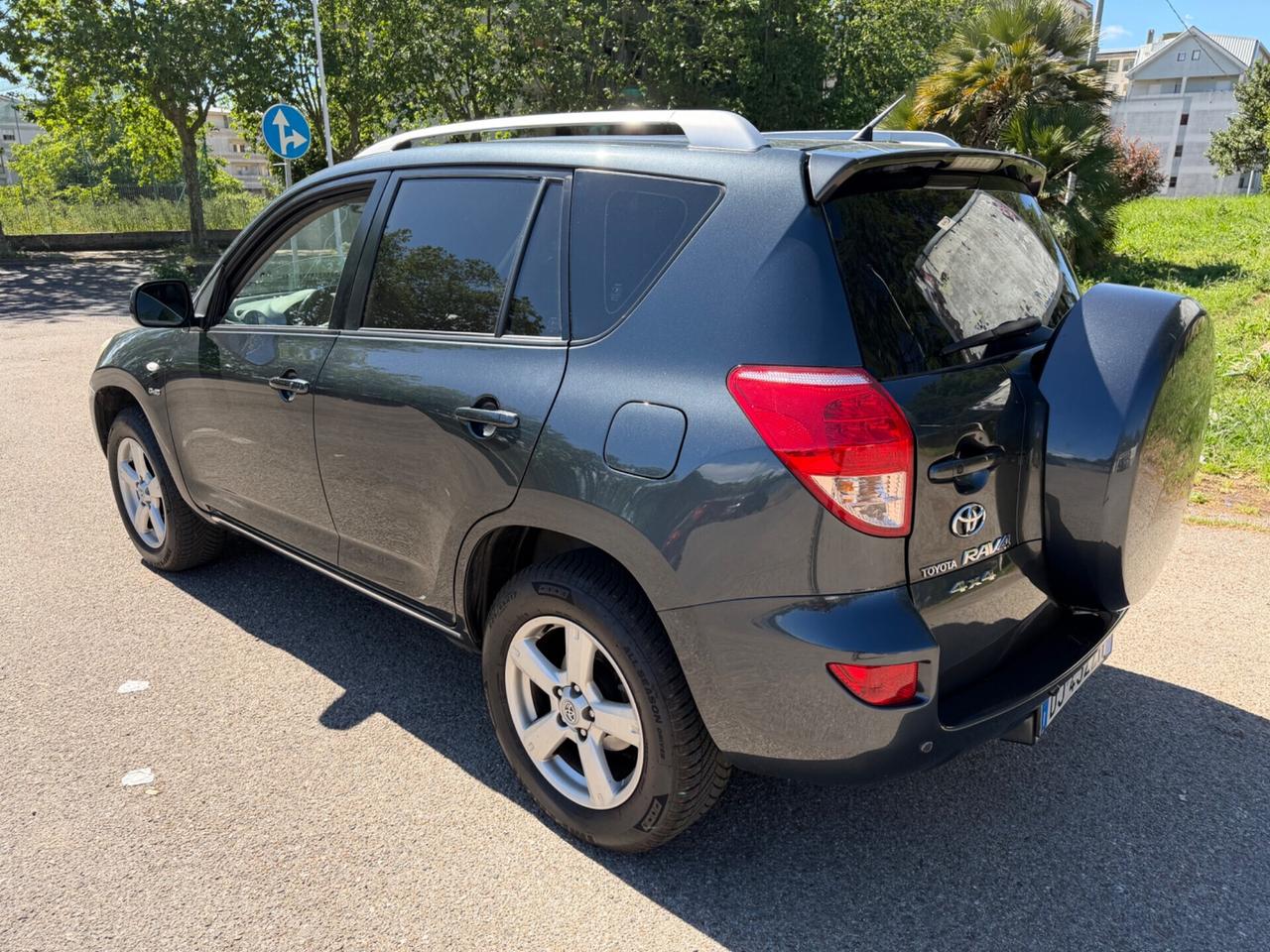 Toyota RAV 4 2.2 D-4D 136 CV tenuto maniacalmente